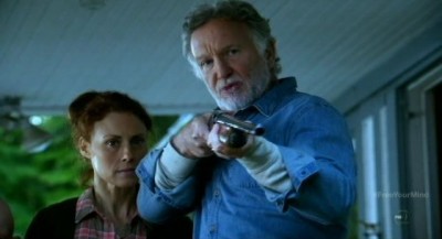 Fringe S5x09 - Maria Marlow as Carolyn with Richard holding the Fringe Team at gunpoint