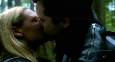 Fringe S5x09 - Olivia and Peter share a tender kiss in the woods