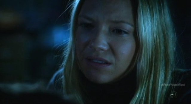 Fringe S5x09 - Olivia chats with Peter in the bedroom