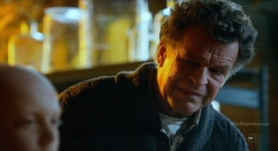 Fringe S5x10 - Walter examines Michael