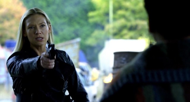 Fringe S5x08 - Olivia points gun at Simone