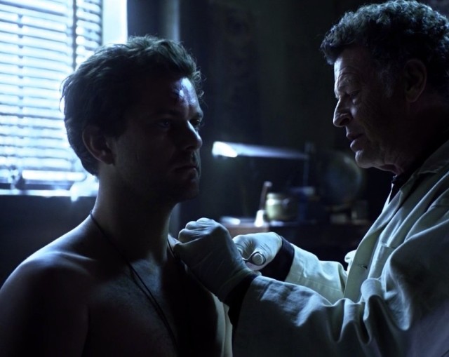 Fringe S5x08 - Peter talks to Walter as he stitches his sholder