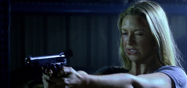 Fringe S5x08 - Olivia with a gun, that type of gun again