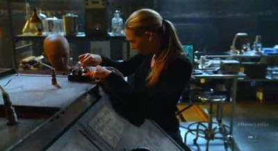 Fringe S5x11 - Olivia sets up the tank for Walter as Michael looks on