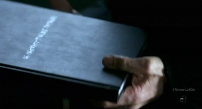 Fringe S5x11 - The notebook is seen in September's hands