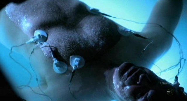 Fringe S5x11 - Walter stark naked in the tank