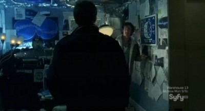 Haven S3x01 - Wesleys room full of alien news articles