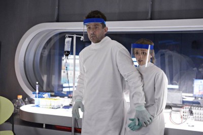 Helix S1x06 - Alan protect Sarah at the Arctic Biosystems facility