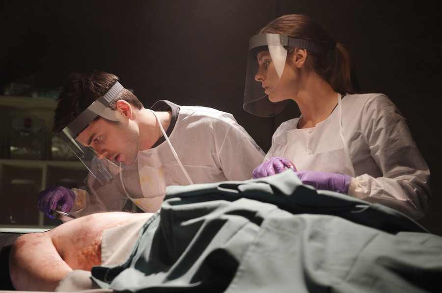 Helix S2x04 - Kyle and Sarah perform an autopsy on Travis