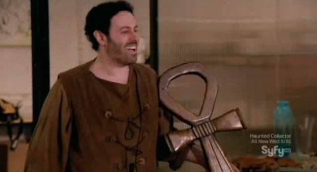 Hollywood Treasure S2x04 - Jon is happy for getting his LOST costume back