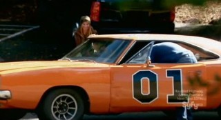 Hollywood Treasure S2x06 - Tracey and Johnny with the General Lee