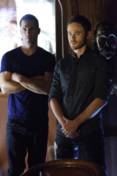 Killjoys S1x01 Luke Macfarlane as D'Avin and Aaron Ashmore as Johnny