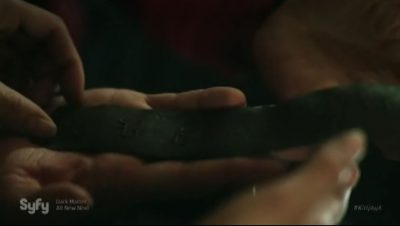 Killjoys S2x03 Alvis shares his find from the mine