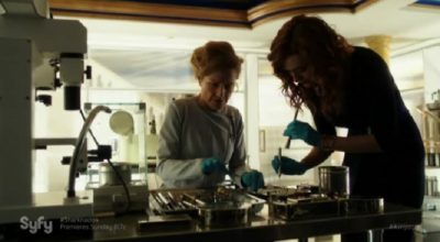 Killjoys S2x05 Pawter and Adaline Simms work on the pathogen antidote