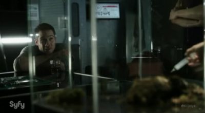 Killjoys S2x06 Dav, Dutch with Johny's pet Mossie