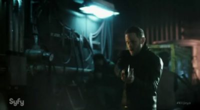 Killjoys S2x06 Johnny shoots the acid out of Dav's hand