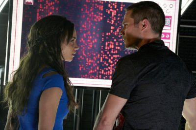 Killjoys S2x05 Hannah John-Kamen as Dutch, Luke Macfarlane as D'avin 