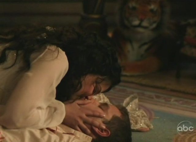 Once Upon A Time S1x01 - A kiss to revive Prince Charming