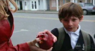 Once Upon A Time S1x02 - Henry grabs the evil apple