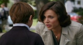 Once Upon A Time S1x02 - Henry with sweet Mayor Regina