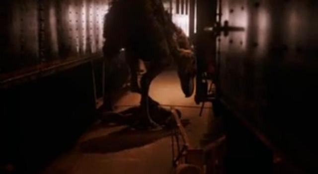 Primeval New World 01x04 Bird goes after bad guy