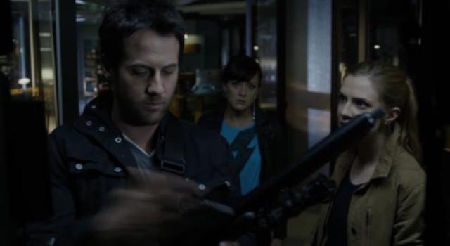 Primeval New World 01x05 Evan grabs dart gun