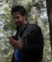 Primeval New World 01x07 Evan finds the camera