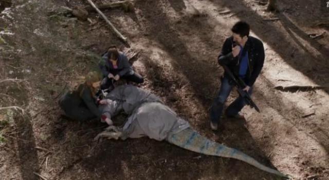 Primeval New World 01x07 Tranked Dino