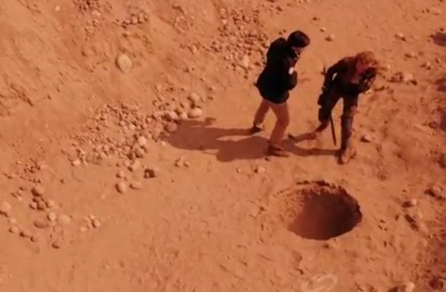 Primeval New World S1x13 - Connor and Dylan examine the scorpion holes