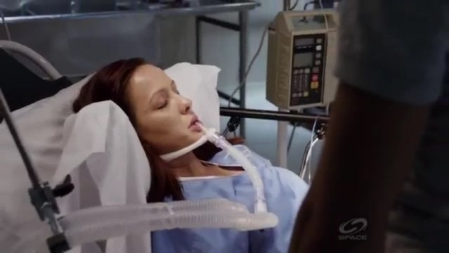 Primeval New World S1x13 - Toby is in the hospital in need of scorpian serum