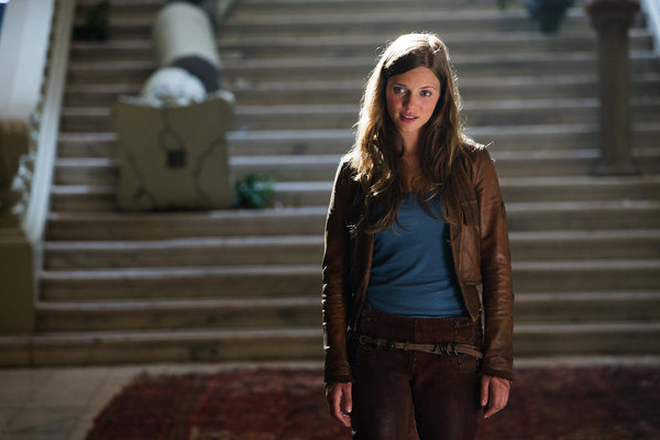 Revolution S1x01 - Tracy Spiridakos as Charlie