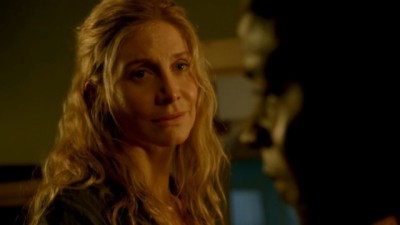 Revolution S2x01 - Elizabeth Mitchell helps Stephen Collins with nuke wound victims