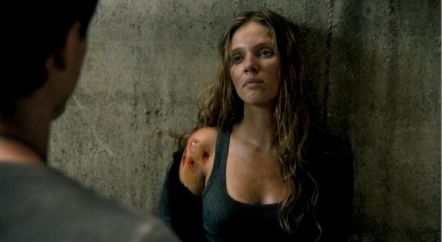 Revolution S2x02 - Charlie gets her wounds tended to