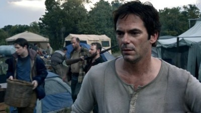 Revolution S2x06 - A young Miles Matheson in charge of the refugee camp three years after the blackout