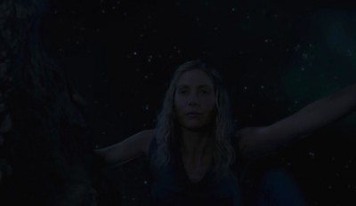 Revolution S2x07 - Rachel opens Monroe's casket under the star lit sky
