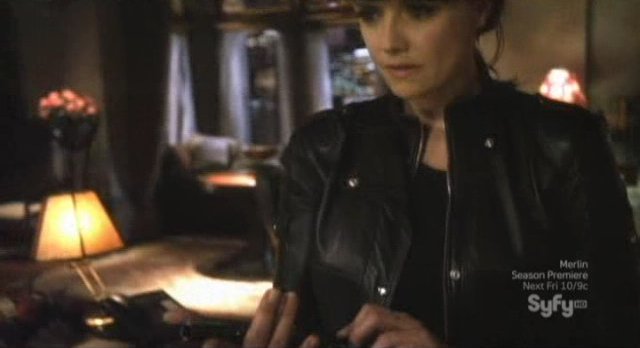 Sanctuary S4x13 - Magnus picks her favorite weapon