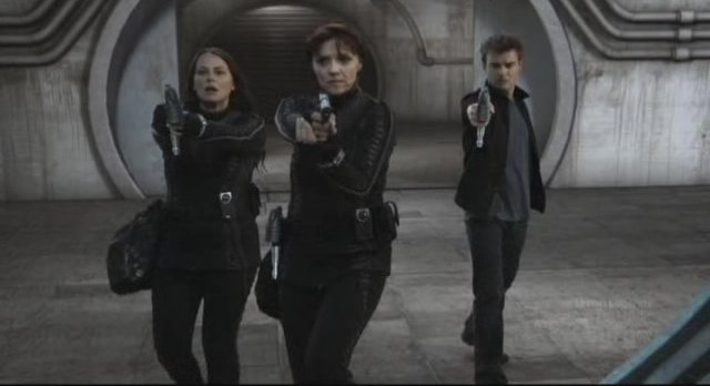 Sanctuary S3x11 - Helen Kate and Will with guns drawn