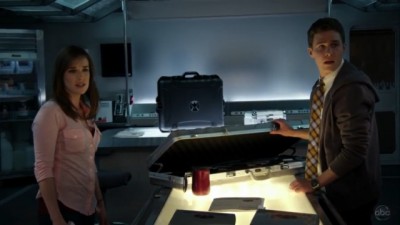 Agents of SHIELD S1x01 - Agents Fitz and Simmons on the really nice bus