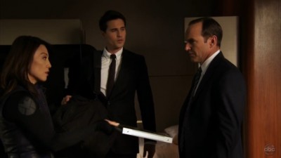 Agents of SHIELD S1x01 - Agents May, Ward and Coulson on the really nice bus