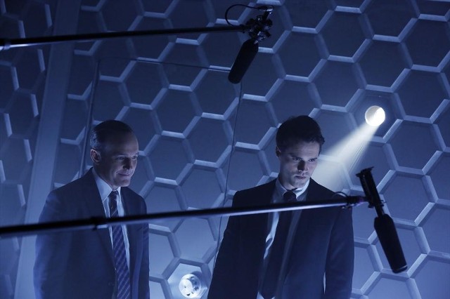 Agents of SHIELD S1x01 - Ward and Coulson question Skye!