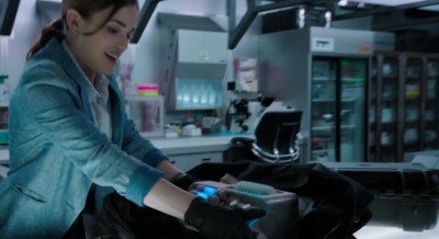 AgentsofSHIELD S1x02 Simmons with the device