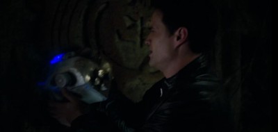 AgentsofSHIELD S1x02 Ward grabs the device