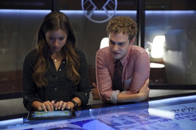Agents of SHIELD S1x05 - Agents Skye and Fitz examine the data streams to track down the culprit