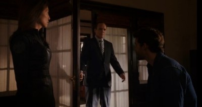 Agents of SHIELD S1x05 - Agent Coulson destroys all of Mile stuff as Melinda May questions Miles