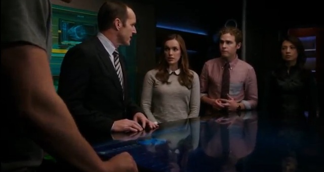 Agents of SHIELD S1x05 - Coulson briefs the team on Chan's location