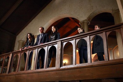 Agents of SHIELD S1x08 - The Agents arrive on site