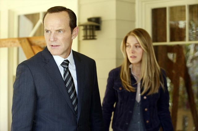 Agents of SHIELD S1x09 - Clark Gregg as Agent Coulson and Laura Seay as Hannah