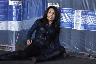 Agents of Shield S1x10 - Agent Melinda May gets spun around by the augmented Centipede criminals!