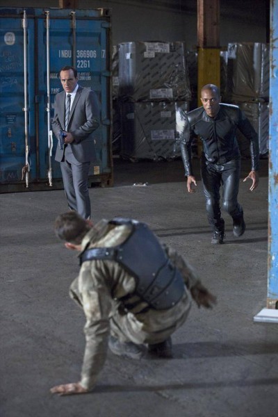 Agents of Shield S1x10 - Agent Coulson and Mike Peterson engage the Centipede super soldiers