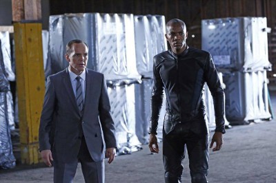 Agents of Shield S1x10 - Agent Coulson with Mike prepare to fight the Centipede super soldiers